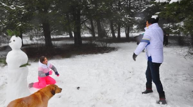 Manisa'da kar! Spil'e gidip kartopu oynadılar