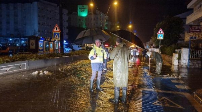 Marmaris'te sağanak yağmur mesaisi