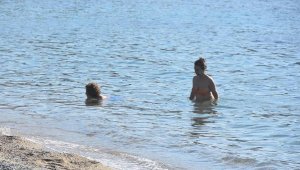Mevsimler allak bullak! Kışın turistler denize girdi