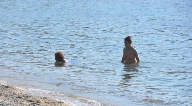 Mevsimler allak bullak! Kışın turistler denize girdi