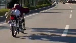 Motosikleti yatarak kullanan kasksız sürücüye 5 bin 451 lira ceza