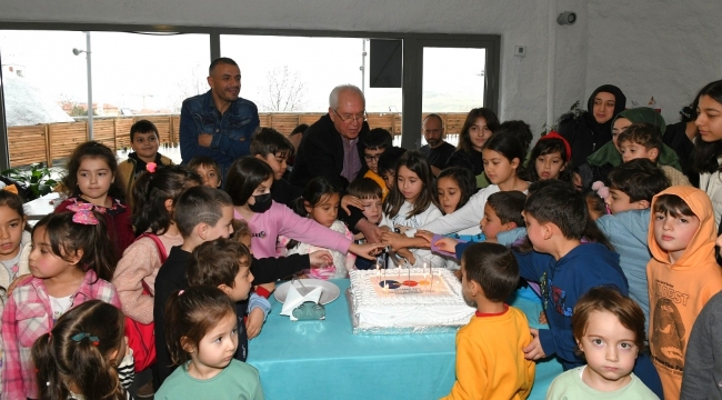 "Nasreddin Hoca" 1 yaşında! Başkan Selvitopu, çocuklarla pasta kesti