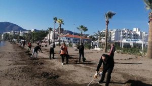 Ne varsa atmışlar! Sahilden 6 traktör römorku dolusu çöp toplandı