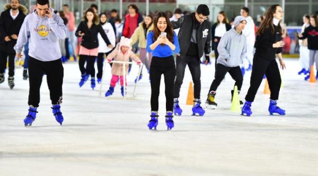 Okullar tatile girdi, İzmir'de buz sporları salonu dolup taştı