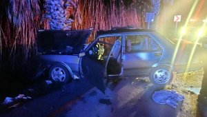 Otomobil ağaca çarptı: 1 ölü, 1 yaralı