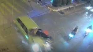 Otomobil ile motosikletin kavşakta çarpışması kamerada; 2 yaralı