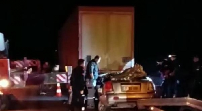 Otomobil, TIR'a arkadan çarptı: 1 ölü