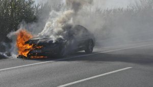 Otomobilin alev alev yandığı anlar kamerada