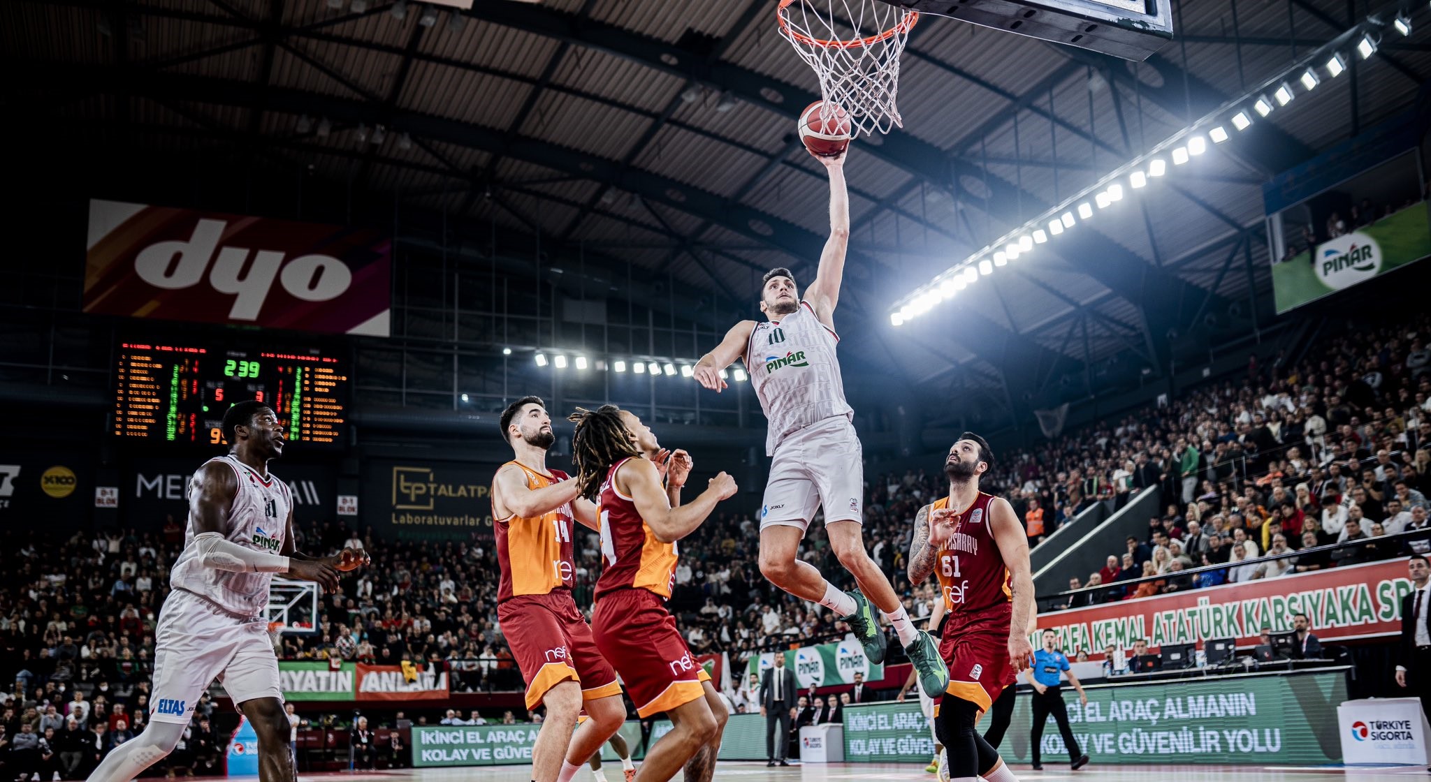 Kaf-Kaf, Galatasaray'ı parkeden sildi