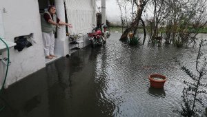 Salihli'de sağanakta evleri su bastı