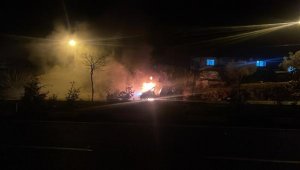 Seyir halindeki otomobil alev alev yandı