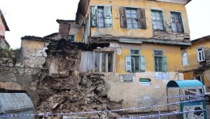 Tarihi ev, 3.7'lik depremle yıkıldı