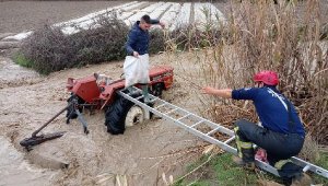 Taşan derede traktörle geçerken mahsur kaldı