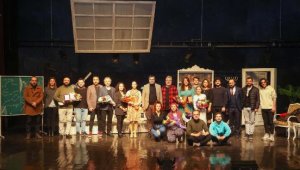 Uşak Şehir Tiyatrosu 'Gökyüzünde Bir Nokta'yı seyirciyle buluşturdu