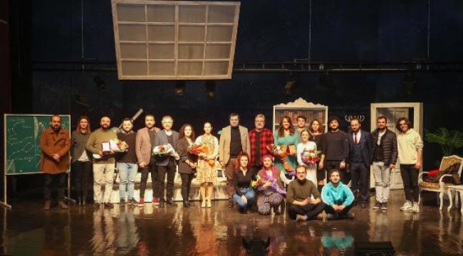 Uşak Şehir Tiyatrosu 'Gökyüzünde Bir Nokta'yı seyirciyle buluşturdu