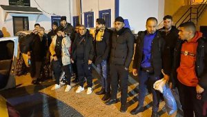 Yunan adalarına kaçış hazırlığındaki 17 göçmen ile 3 organizatör yakalandı