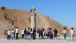 2 bin yıllık tokalaşma sütunu, deprem nedeniyle yerle bir oldu
