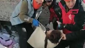 Adıyaman'da 56'ncı saatte 1'i çocuk 2 kişi kurtarıldı