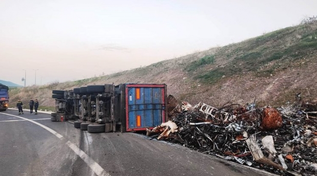 Aliağa'da hurda yüklü TIR devrildi: 1 yaralı