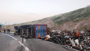 Aliağa'da hurda yüklü TIR devrildi: 1 yaralı