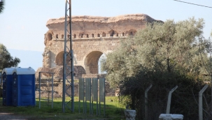 Antik kentin kapısına kilit! Böyle restore mi olur?