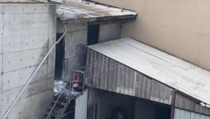 Arnavutköy'de fabrikanın deposunda yangını