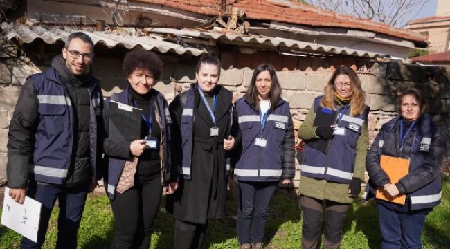 Ayvalık'ta 'Kapınızdayız Yanınızdayız' uygulaması sürüyor