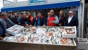 Balık mezadında depremzedeler için 233 bin lira gelir