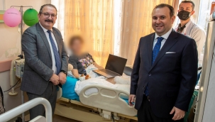 Başkan Sarıgedik, hastanede yatan depremzede çocukları sevindirdi