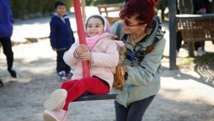 Belediye Başkanı Batur, depremzede çocukların yüzünü güldürdü