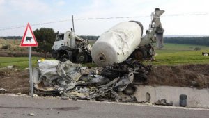 Beton mikseri, hafif ticari araca çarptı: 1 ölü, 1 yaralı