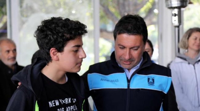 Bodrum Belediye Başkanı Aras, depremzedeleri ziyaret etti