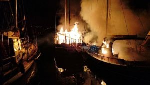 Bodrum'da limandaki 2 tekne yandı