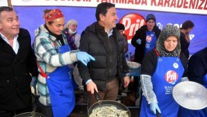 Bodrum'da yağmur altında festival! 2.5 ton hamsi pişirilip dağıtıldı