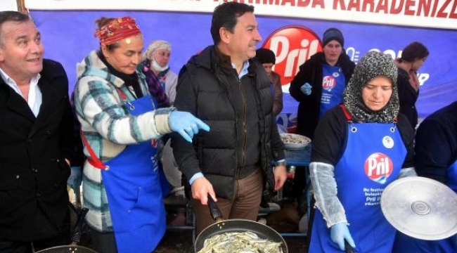 Bodrum'da yağmur altında festival! 2.5 ton hamsi pişirilip dağıtıldı