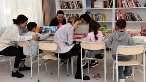 Bornova'da depremzede çocuklar için oyun alanı ve kütüphane