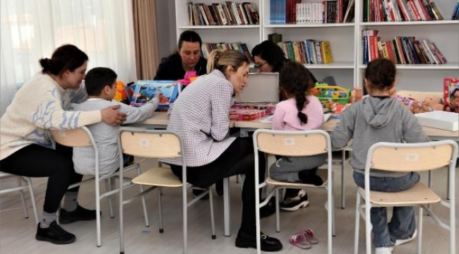 Bornova'da depremzede çocuklar için oyun alanı ve kütüphane