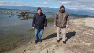 Burhaniye'de deniz çekildi, 2500 yıllık liman kalıntıları göründü