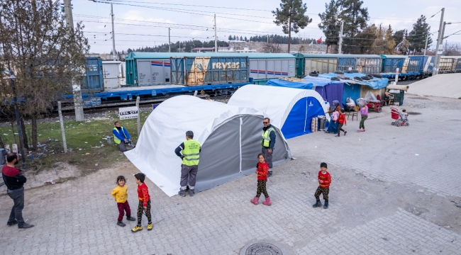 Büyükşehir ekipleri Maraş'a 142 sobalı çadır kurdu