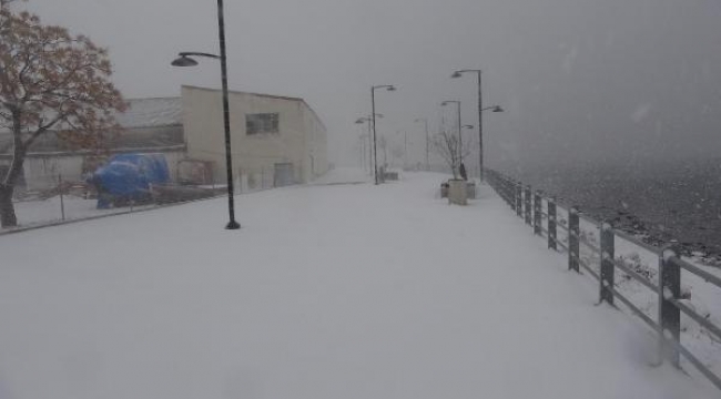 Çanakkale Boğazı kar yağışı nedeniyle çift yönlü trafiğe kapatıldı