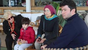 Deprem bölgesinden 25 aile Foça'da otel ve evlere yerleştirildi