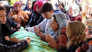 Depremde ölen uzman çavuşun eşi ve bebeği, Çanakkale'de toprağa verildi