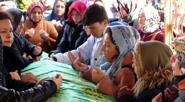 Depremde ölen uzman çavuşun eşi ve bebeği, Çanakkale'de toprağa verildi