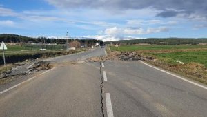 Depremde yol 3 metre kaydı