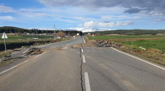 Depremde yol 3 metre kaydı