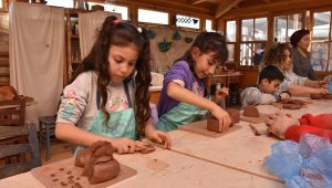 Depremzede çocuklar, duygulandıran hayallerini çamura yansıttı