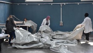 İzmir'de öğrenciler depremzedeler için çadır ve soba üretiyorlar