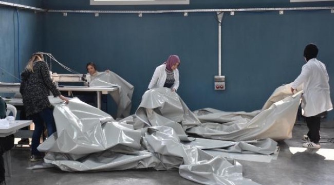İzmir'de öğrenciler depremzedeler için çadır ve soba üretiyorlar