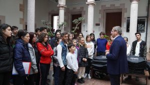 Depremzedeler için tek vücut olan gönüllü gençlere teşekkür