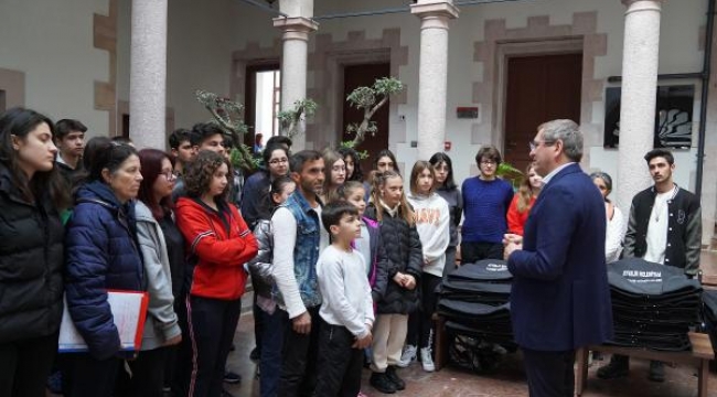 Depremzedeler için tek vücut olan gönüllü gençlere teşekkür